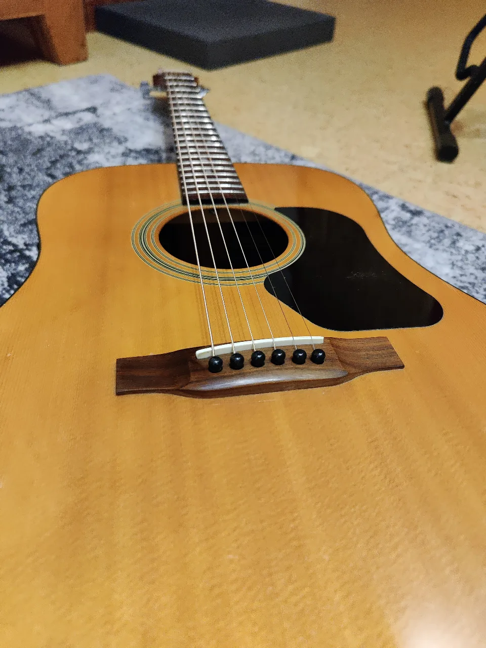 Musiqa asboblari: Akustik gitara